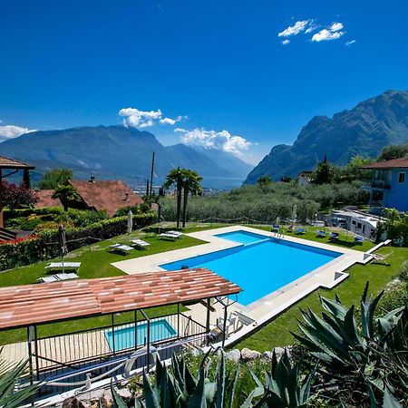 Residence Christina Due Laghi - Happy Rentals Тенно Екстер'єр фото