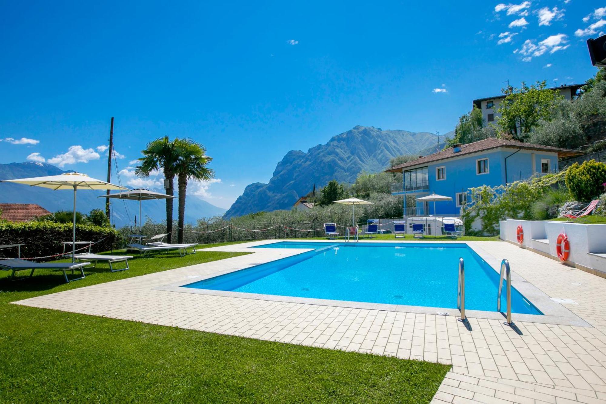 Residence Christina Due Laghi - Happy Rentals Тенно Екстер'єр фото