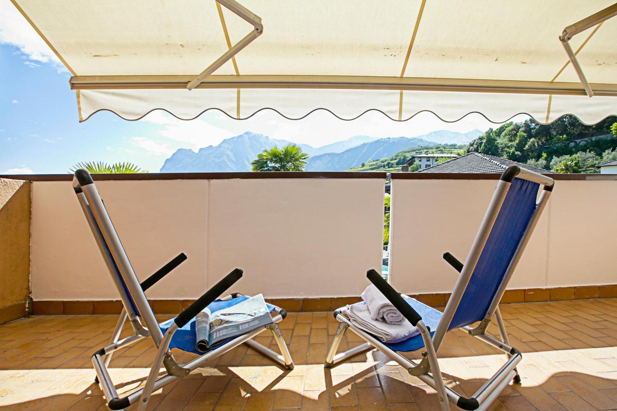 Residence Christina Due Laghi - Happy Rentals Тенно Екстер'єр фото